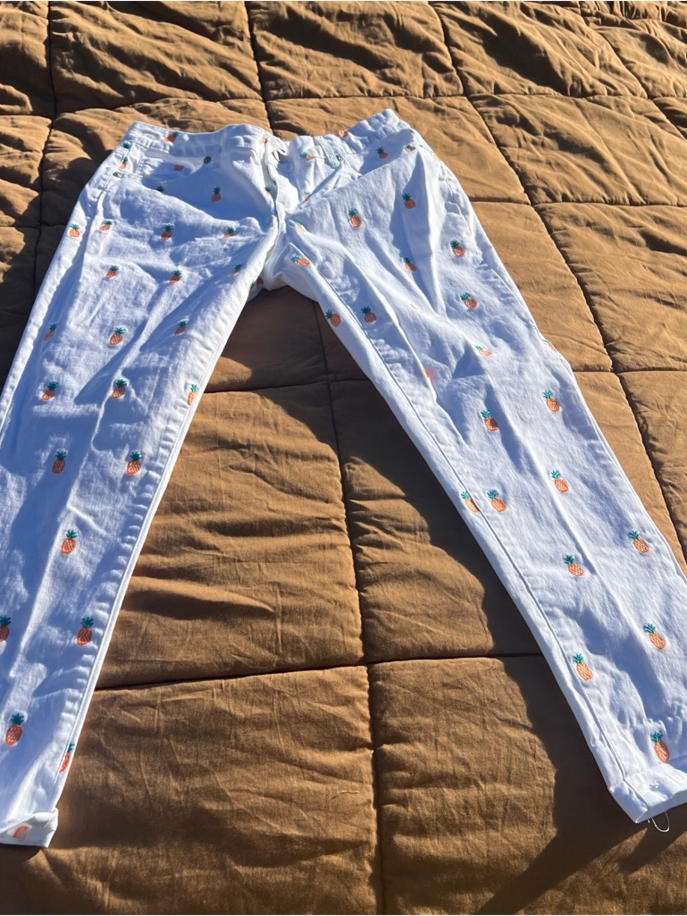 crown & ivy White Pineapple Embroidered Cropped Pants Size 6 Petite